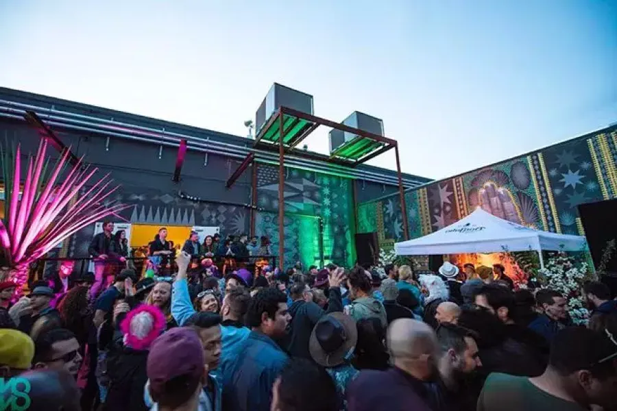 Exterior of a large crowd watching an open-air concert at 中途.